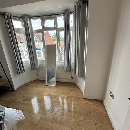 Central & Cozy 3Br Apt - High Chair - Free Parking Londra Esterno foto