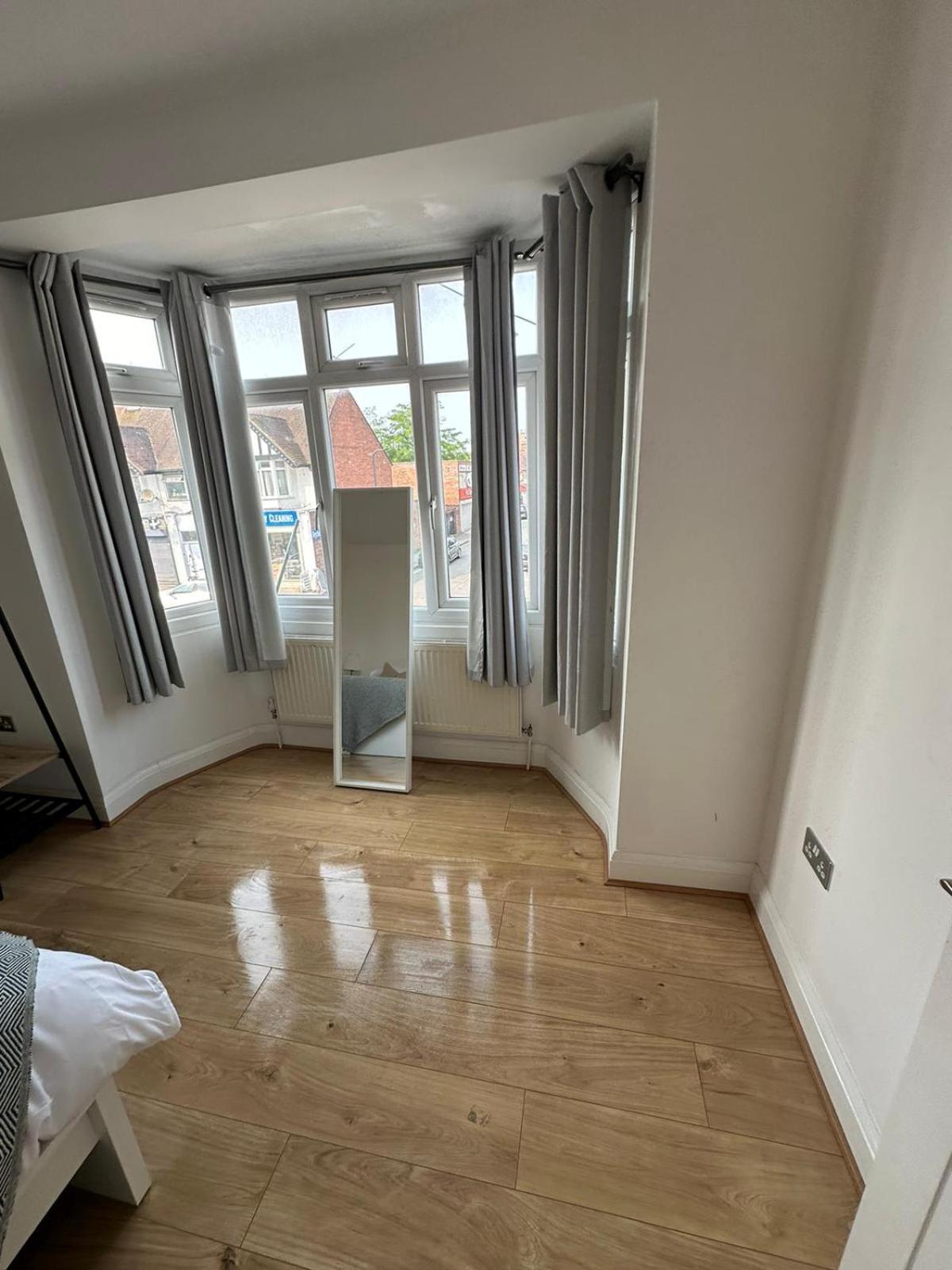 Central & Cozy 3Br Apt - High Chair - Free Parking Londra Esterno foto