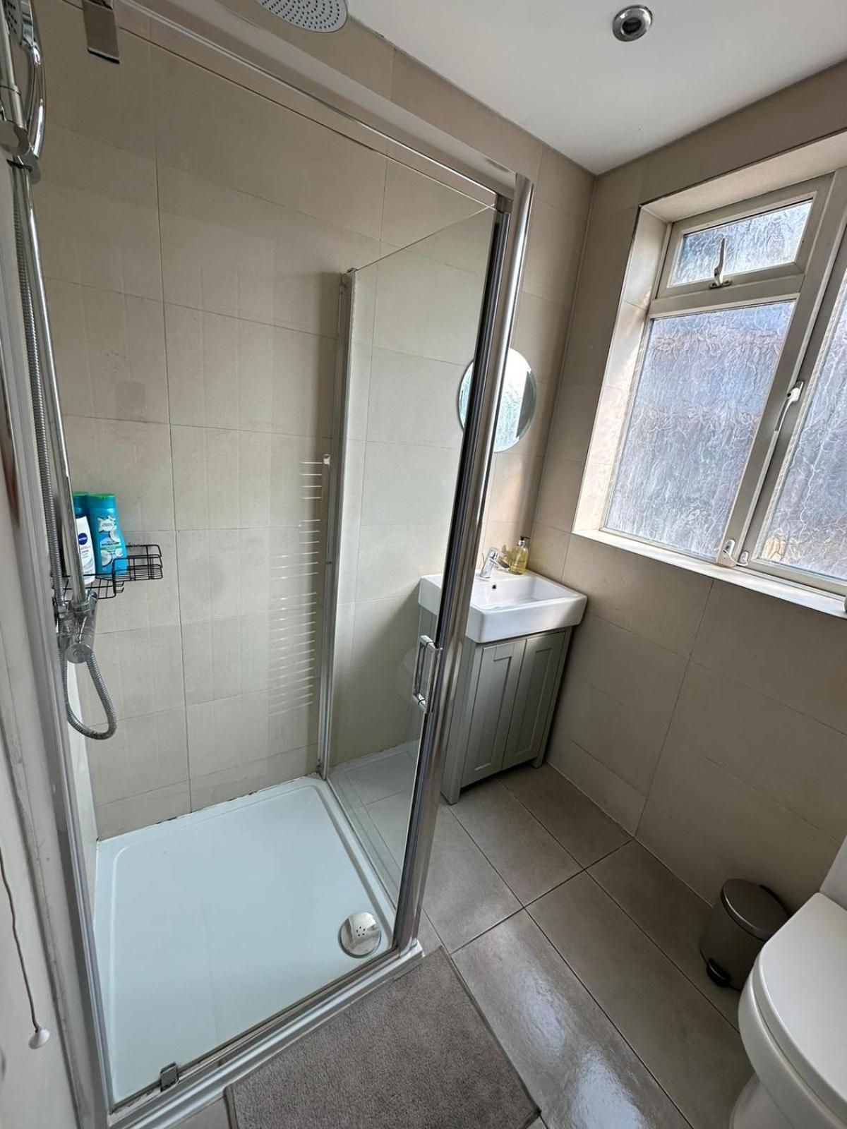 Central & Cozy 3Br Apt - High Chair - Free Parking Londra Esterno foto