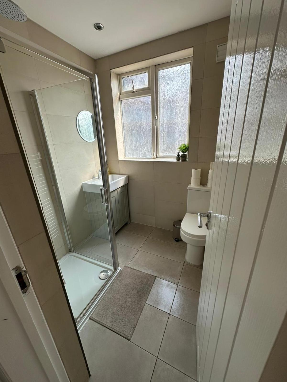 Central & Cozy 3Br Apt - High Chair - Free Parking Londra Esterno foto