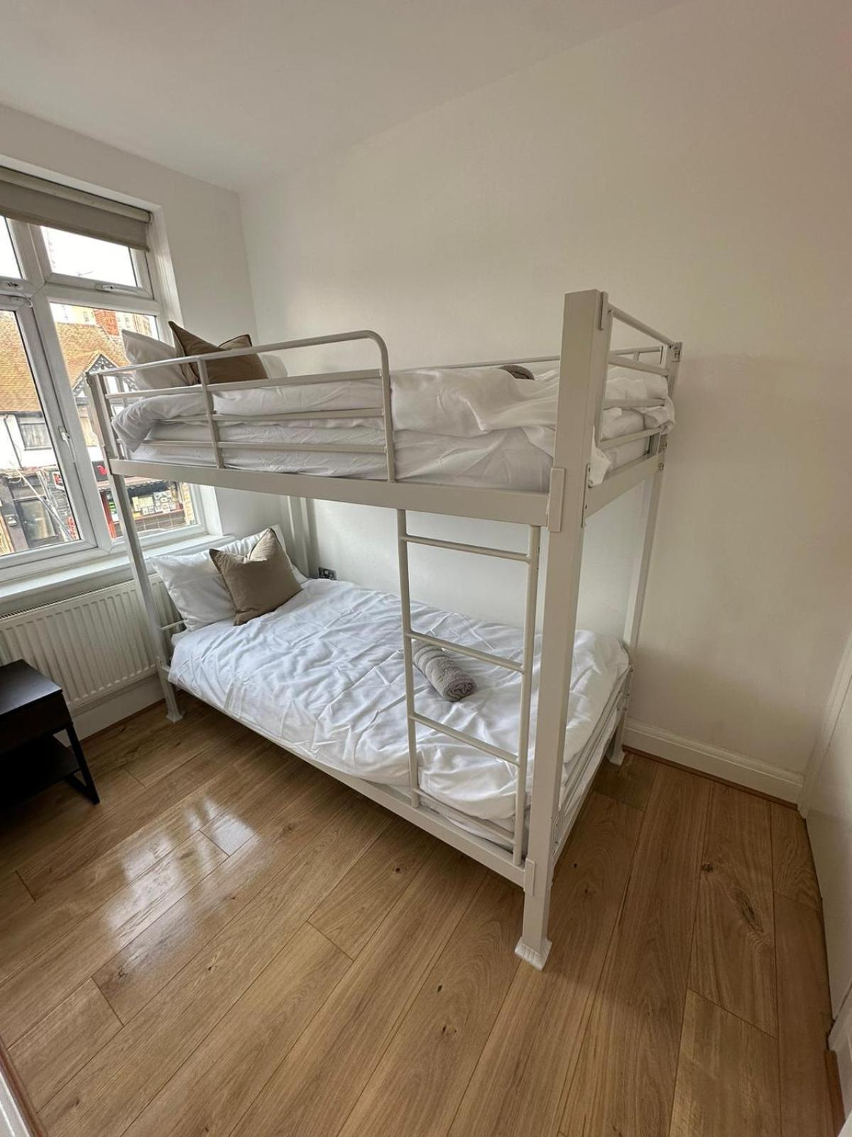 Central & Cozy 3Br Apt - High Chair - Free Parking Londra Esterno foto