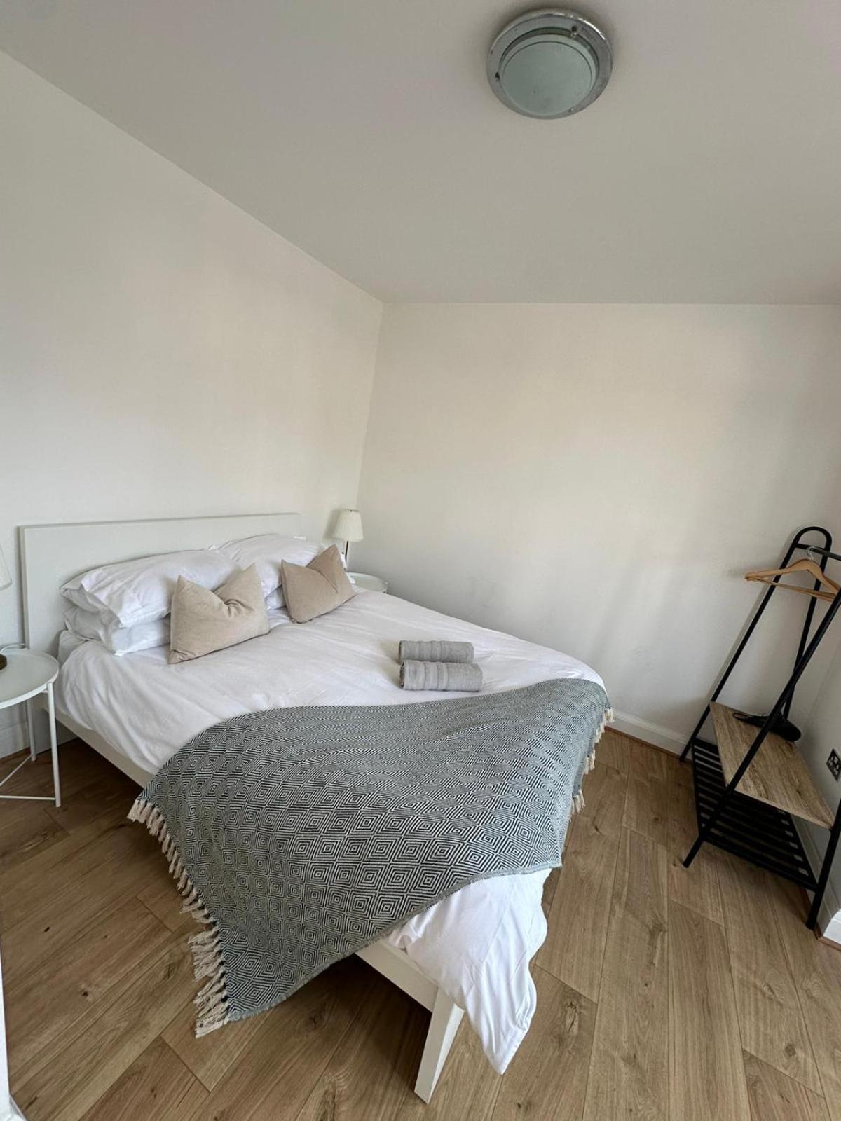 Central & Cozy 3Br Apt - High Chair - Free Parking Londra Esterno foto