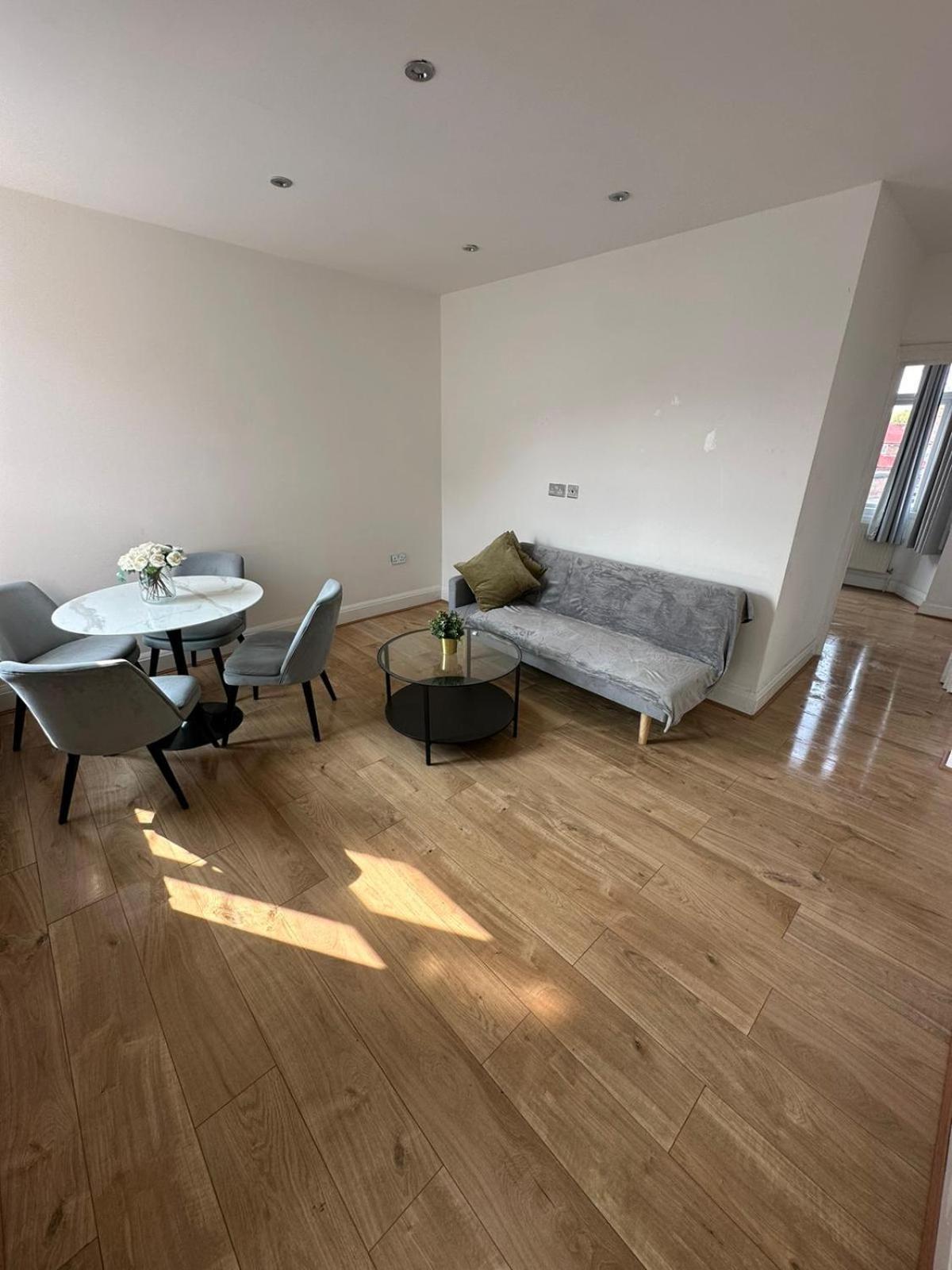 Central & Cozy 3Br Apt - High Chair - Free Parking Londra Esterno foto